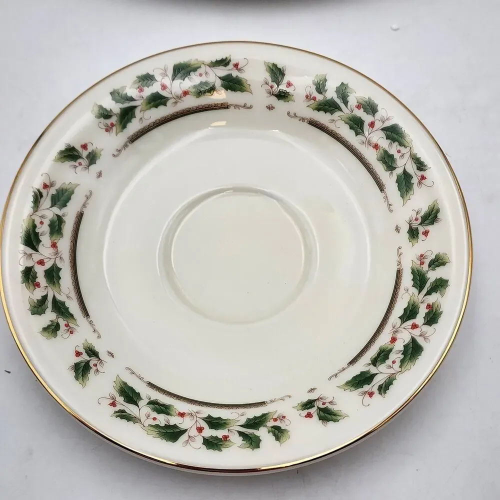 ROYAL LIMITED Holly Holiday 12 Piece Dinnerware Set Japan J-9821 Vintage 1987